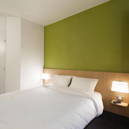 Lyon Grand Stade Otel 2*